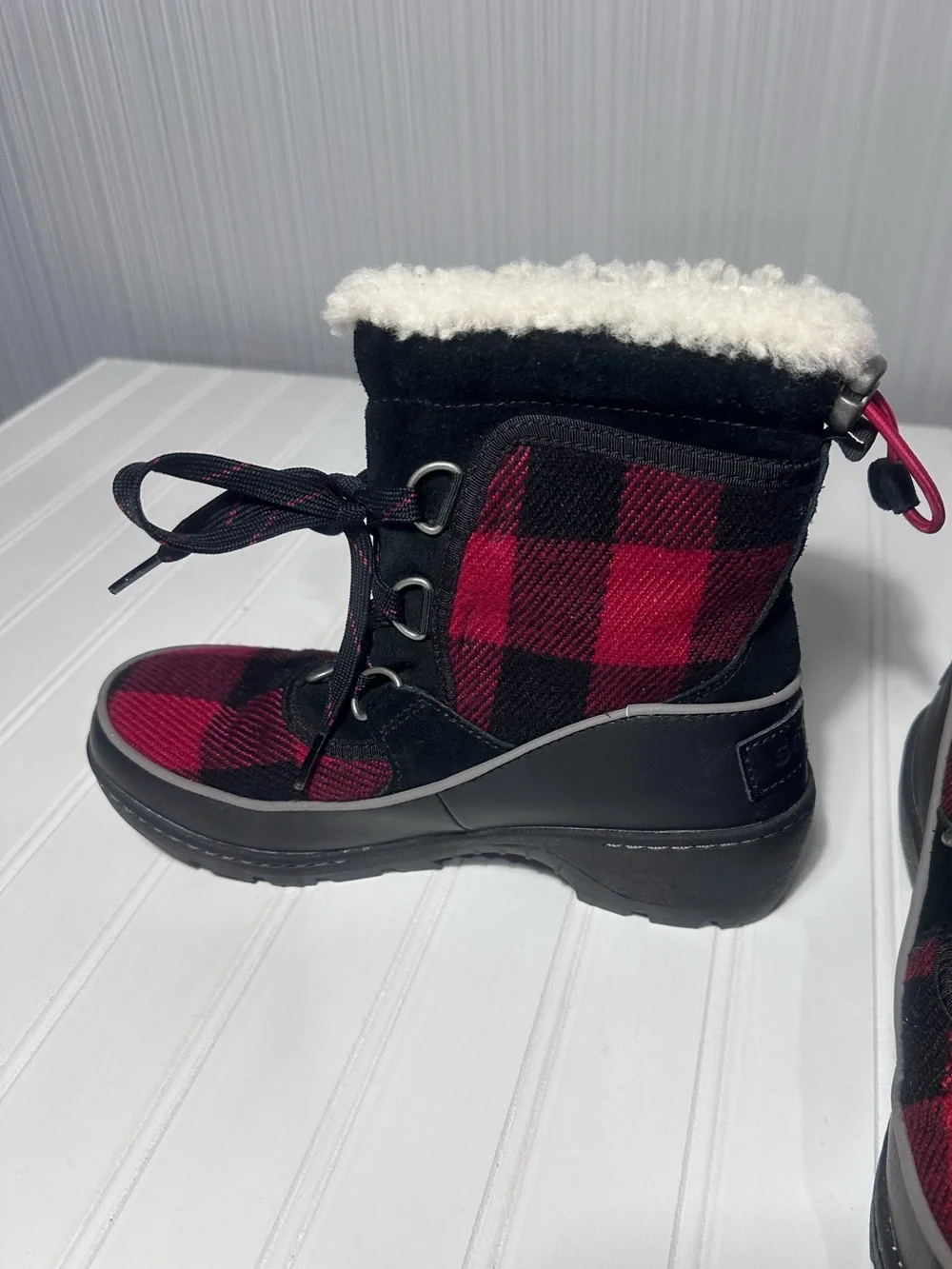 Sorel Tivoli III winter snow boots red & black buffalo plaid women’s 6